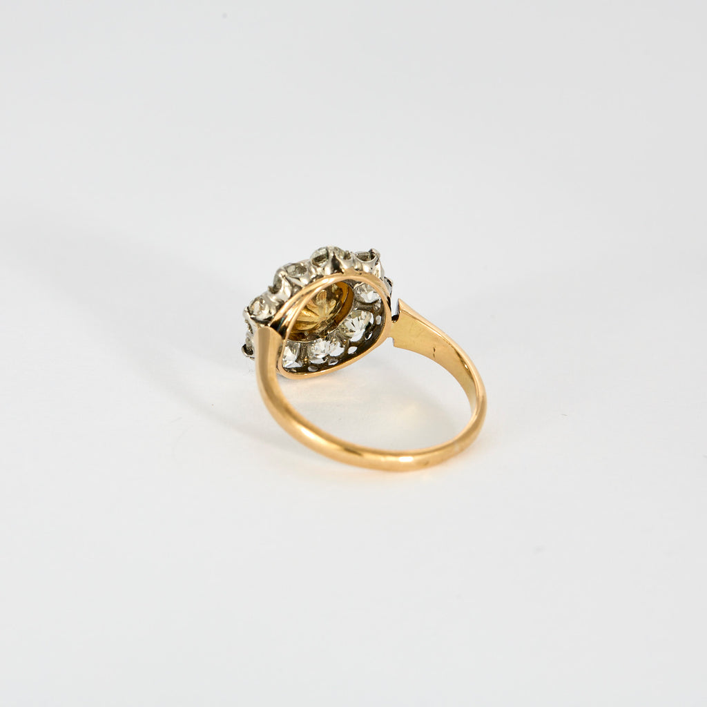 Bague marguerite en or jaune diamants et centre perle.