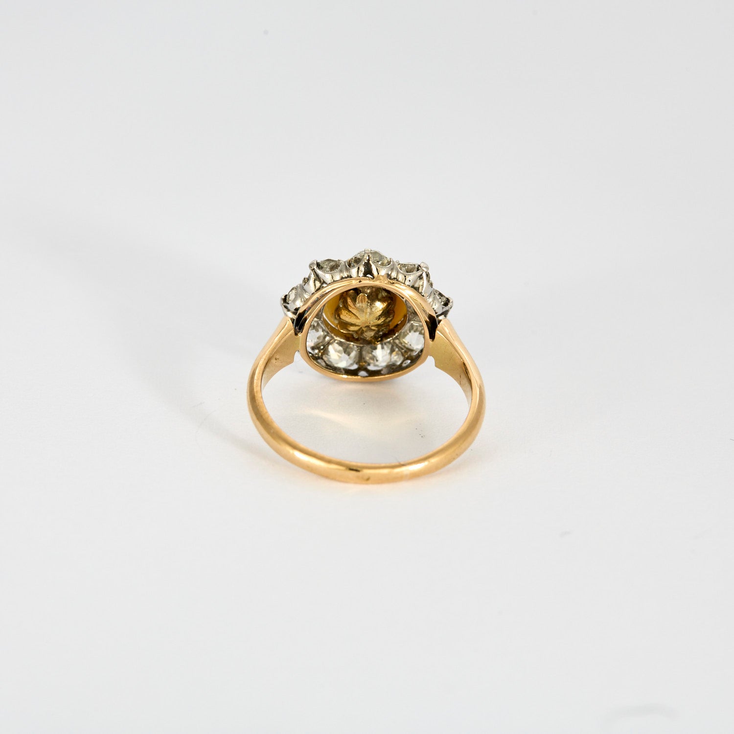 Bague marguerite en or jaune diamants et centre perle.