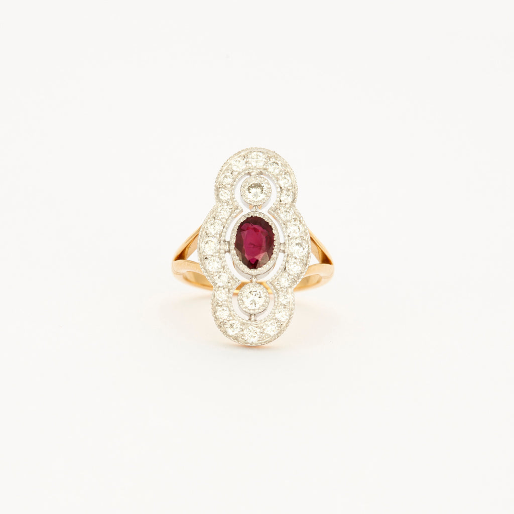 Bague style "Art Deco" en or jaune, platine, diamants et centre rubis