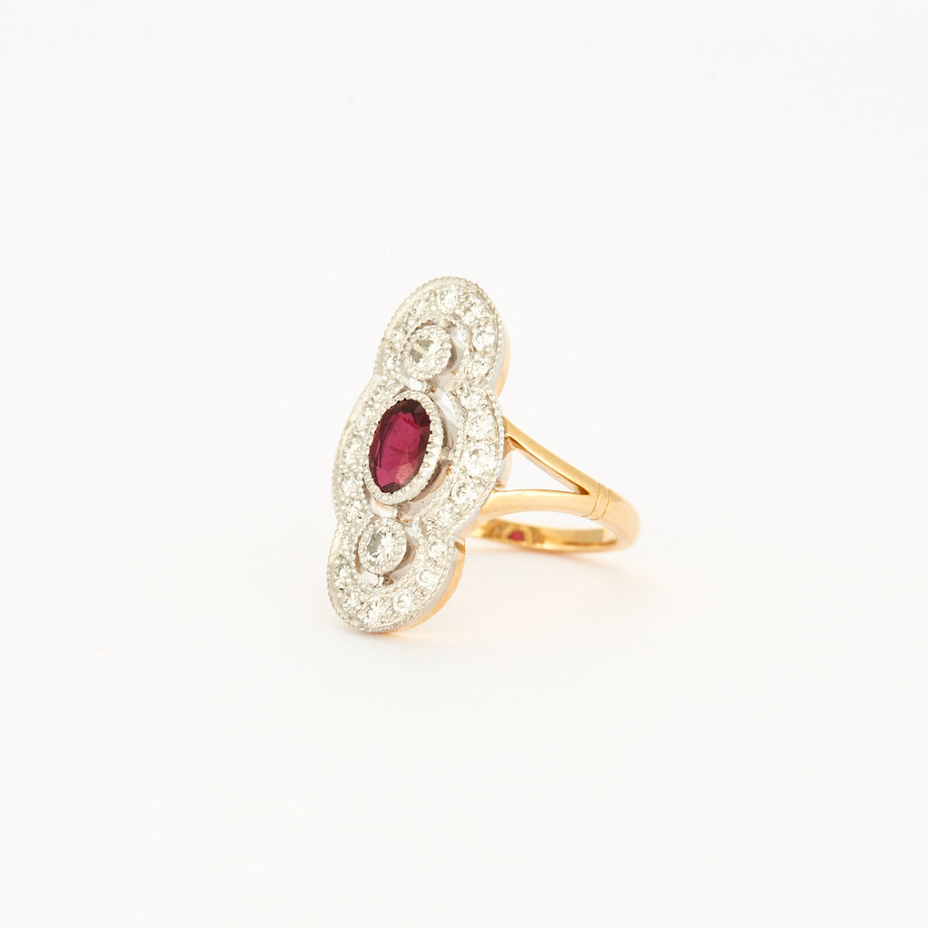Bague style "Art Deco" en or jaune, platine, diamants et centre rubis