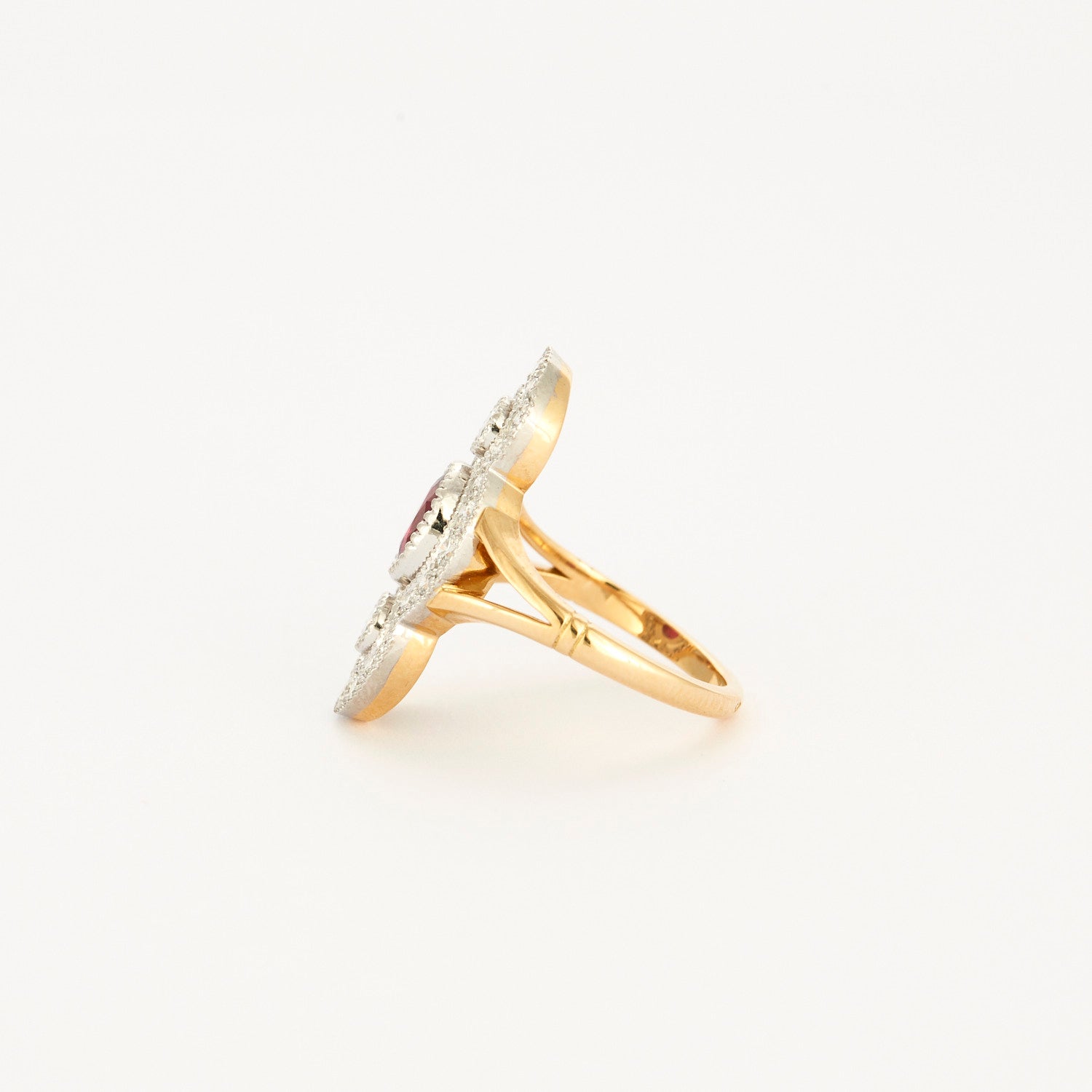 Bague style "Art Deco" en or jaune, platine, diamants et centre rubis