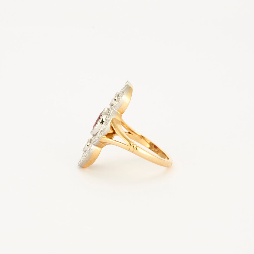 Bague style "Art Deco" en or jaune, platine, diamants et centre rubis