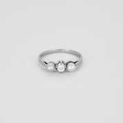 Bague trilogie en or blanc sertie d'un diamant et de 2 perles.