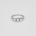 Bague trilogie en or blanc sertie d'un diamant et de 2 perles.