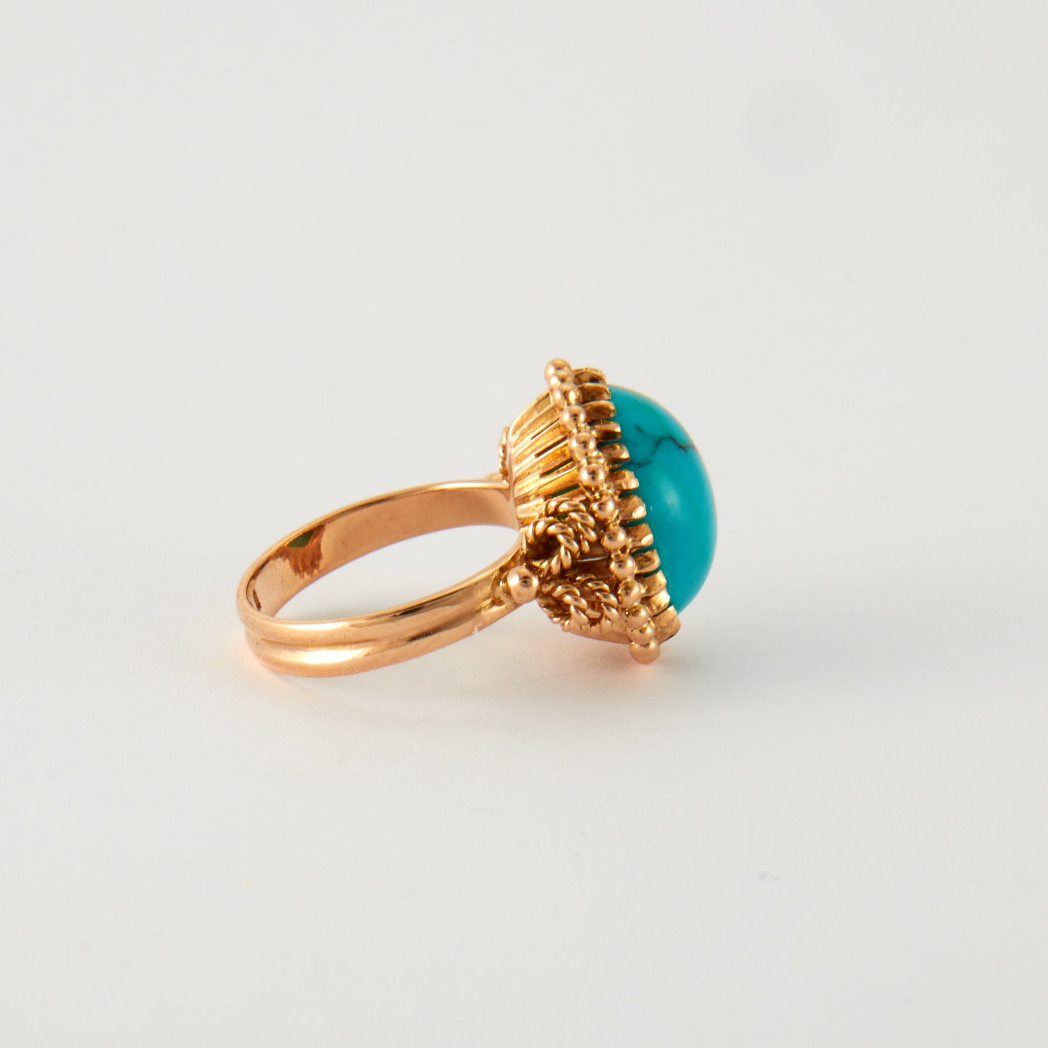 Bague cabochon turquoise en or rose.