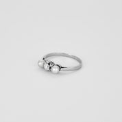 Bague trilogie en or blanc sertie d'un diamant et de 2 perles.