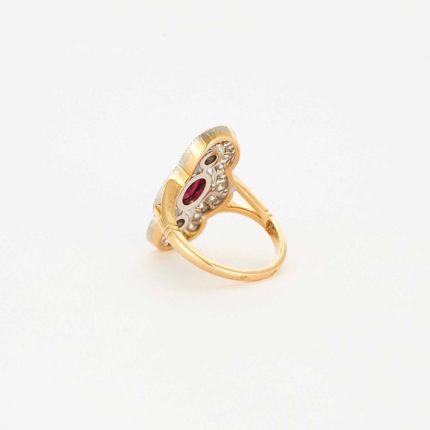Bague style "Art Deco" en or jaune, platine, diamants et centre rubis