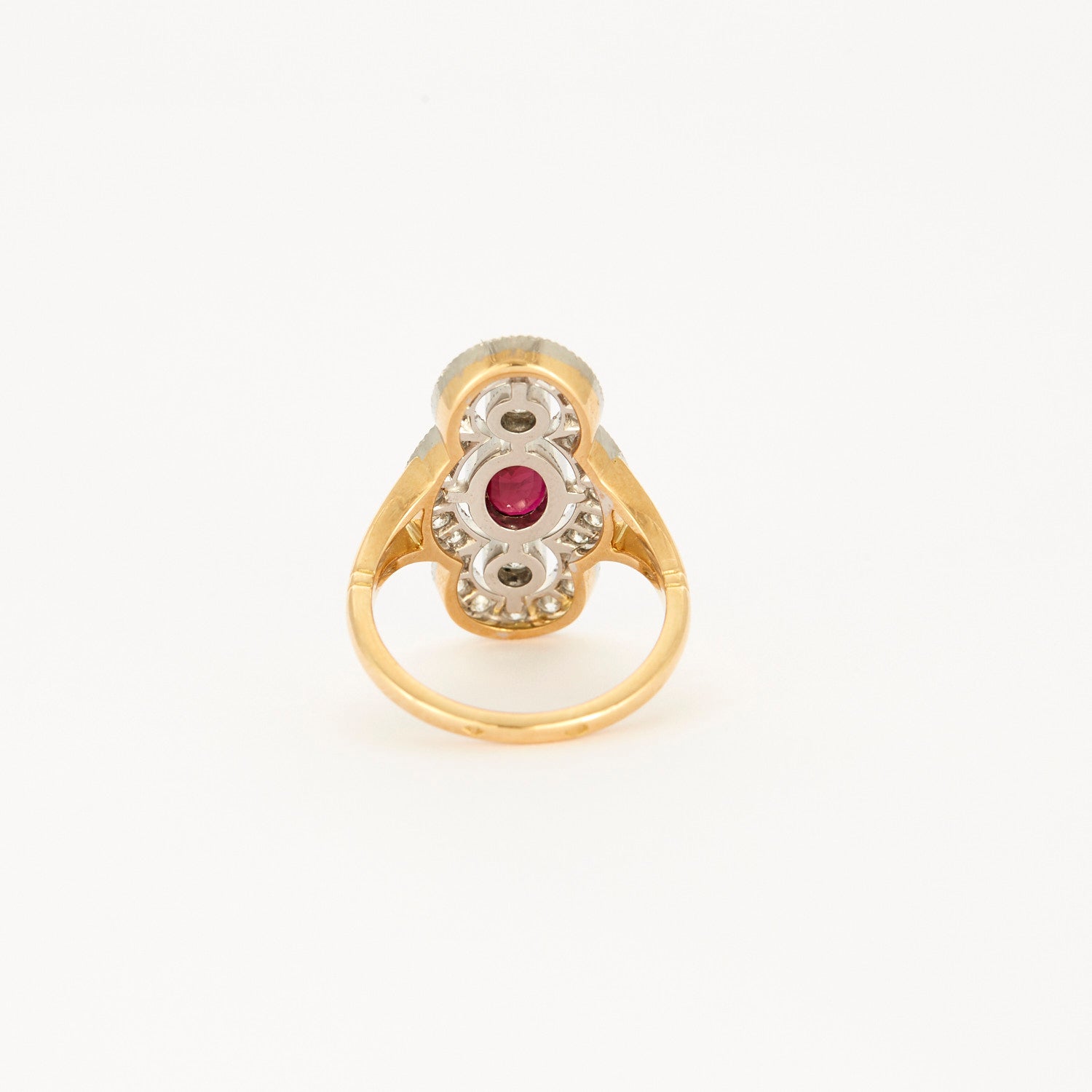 Bague style "Art Deco" en or jaune, platine, diamants et centre rubis