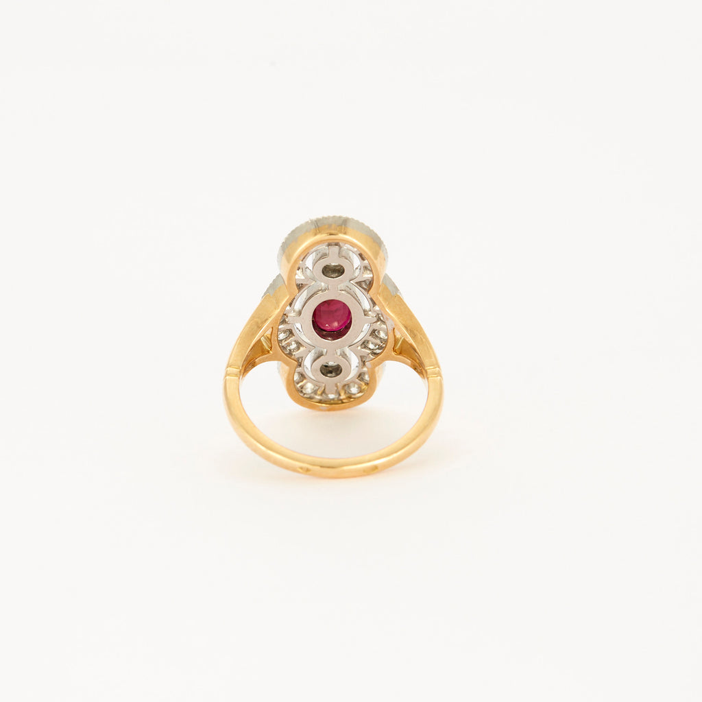 Bague style "Art Deco" en or jaune, platine, diamants et centre rubis