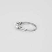 Bague trilogie en or blanc sertie d'un diamant et de 2 perles.