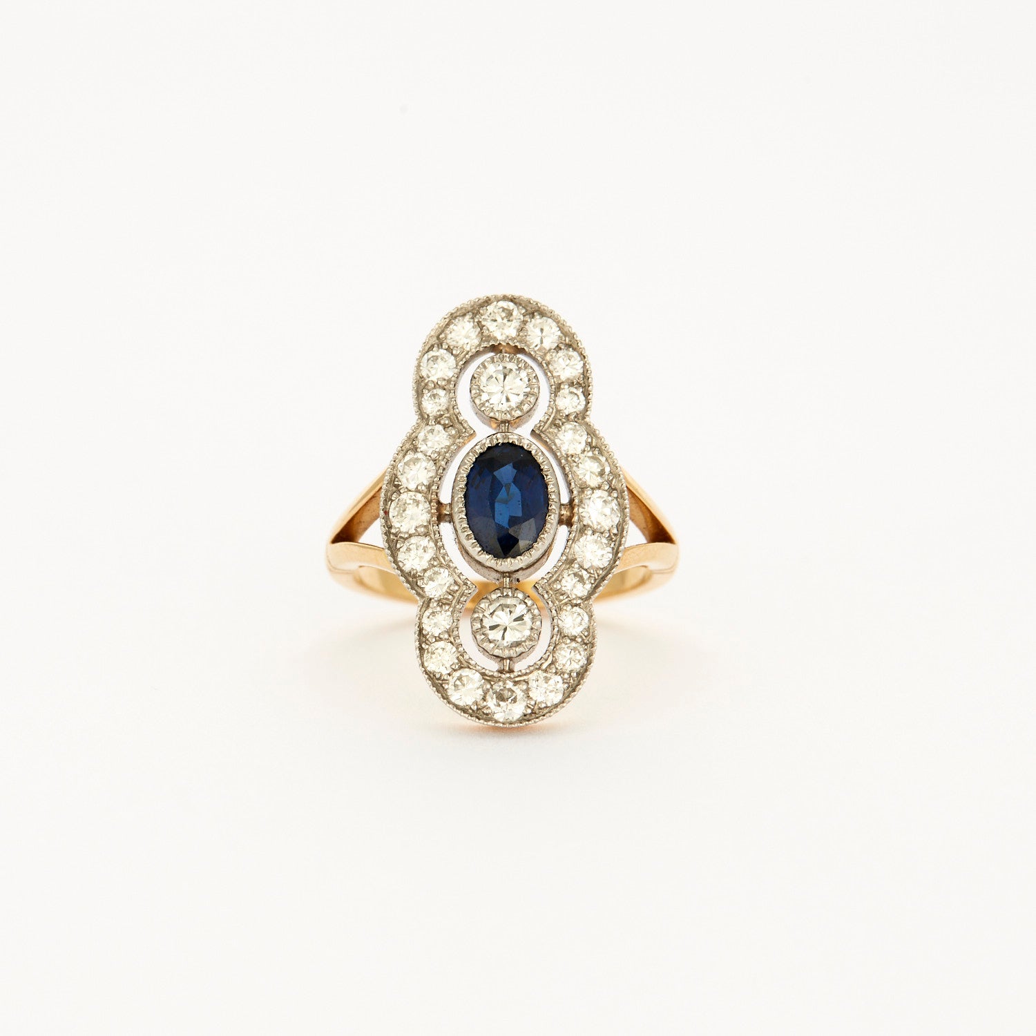 Bague style "Art Deco" en or jaune, platine, diamants et centre saphir.