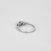 Bague trilogie en or blanc sertie d'un diamant et de 2 perles.