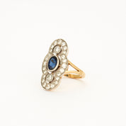 Bague style "Art Deco" en or jaune, platine, diamants et centre saphir.