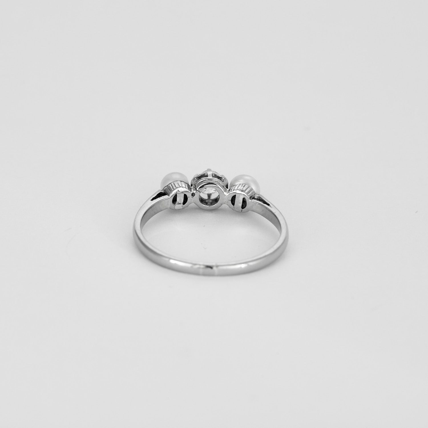 Bague trilogie en or blanc sertie d'un diamant et de 2 perles.