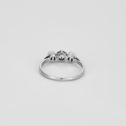 Bague trilogie en or blanc sertie d'un diamant et de 2 perles.