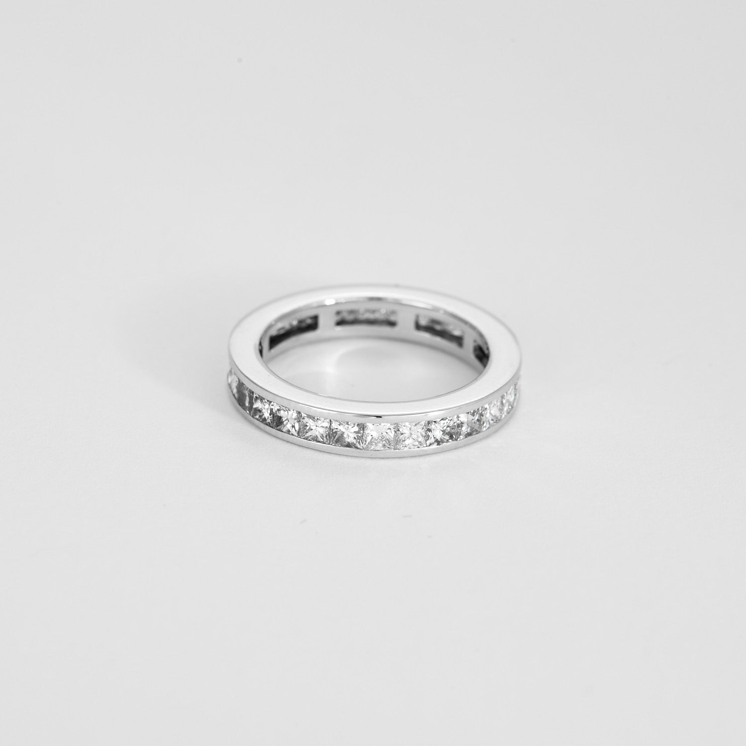Alliance diamants princesses tour complet 3 carats en or blanc.