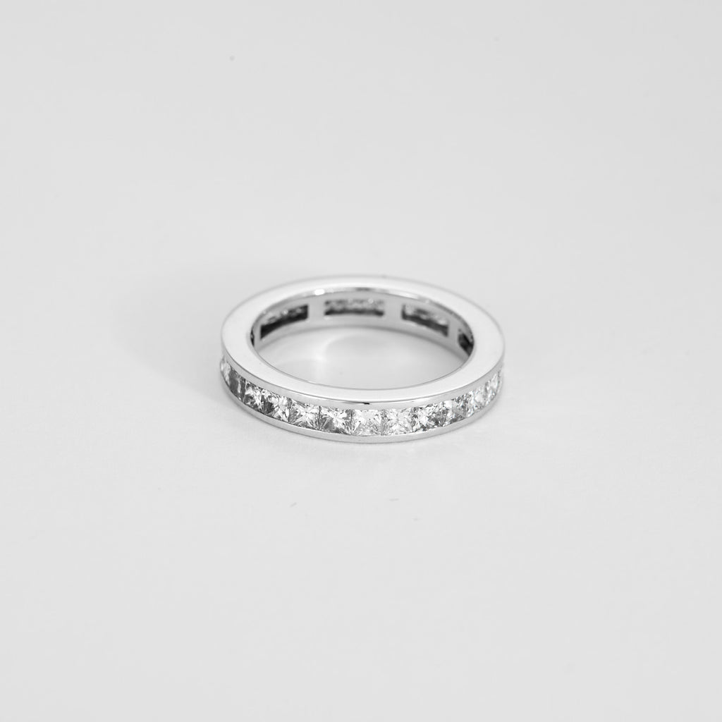 Alliance diamants princesses tour complet 3 carats en or blanc.