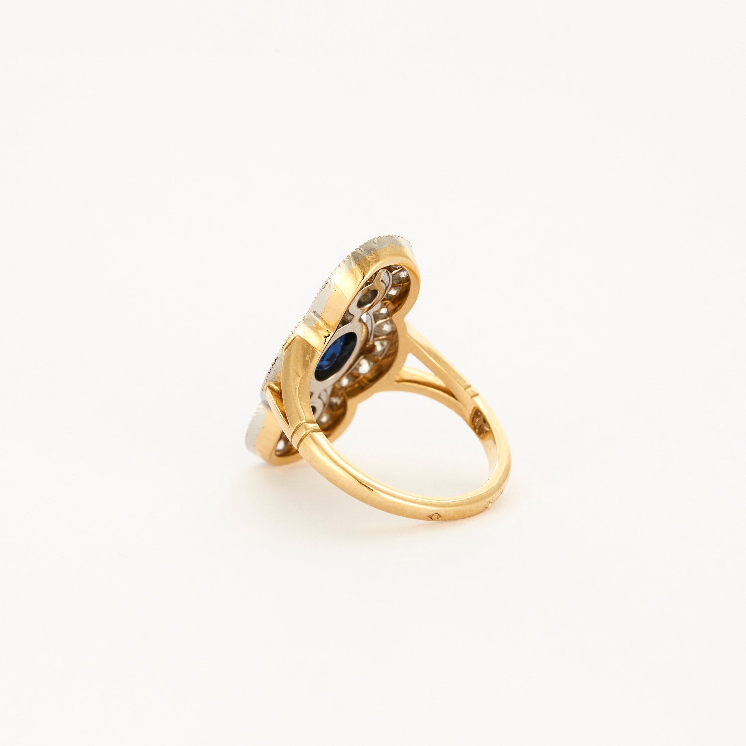 Bague style "Art Deco" en or jaune, platine, diamants et centre saphir.