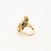 Bague style "Art Deco" en or jaune, platine, diamants et centre saphir.