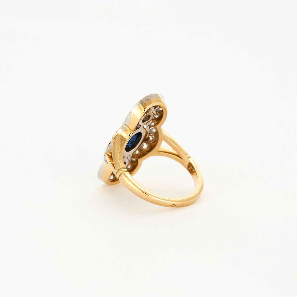 Bague style "Art Deco" en or jaune, platine, diamants et centre saphir.