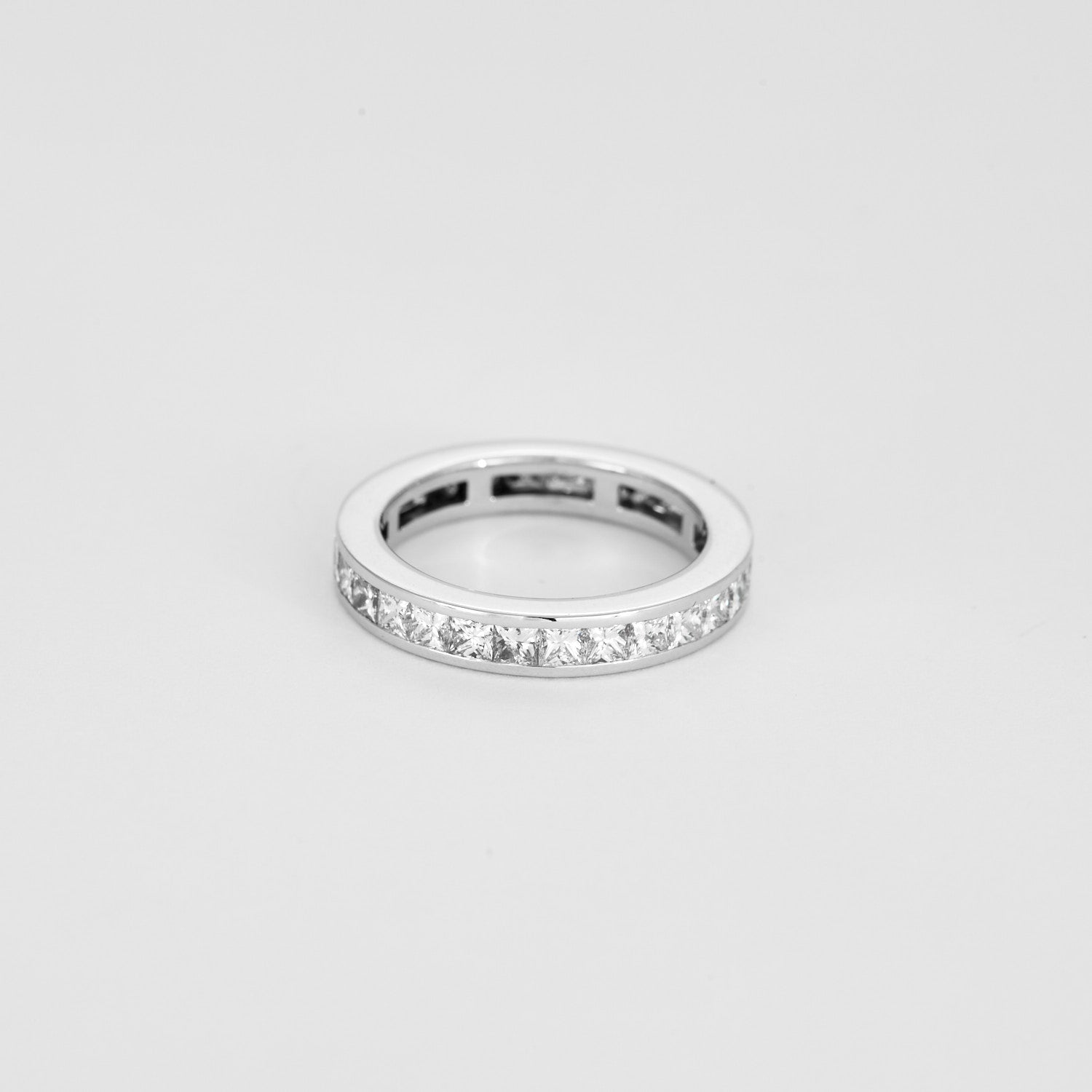Alliance diamants princesses tour complet 3 carats en or blanc.