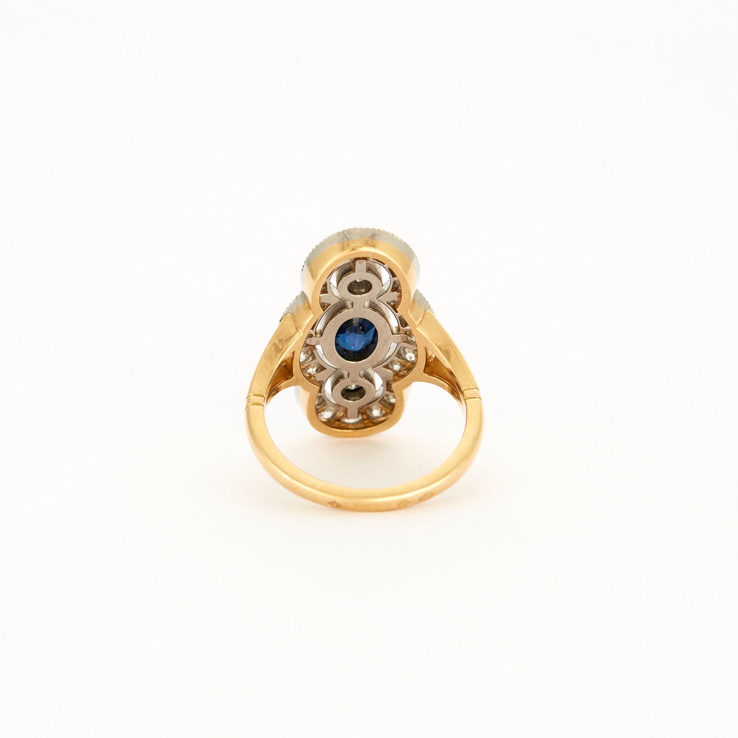 Bague style "Art Deco" en or jaune, platine, diamants et centre saphir.