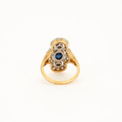 Bague style "Art Deco" en or jaune, platine, diamants et centre saphir.