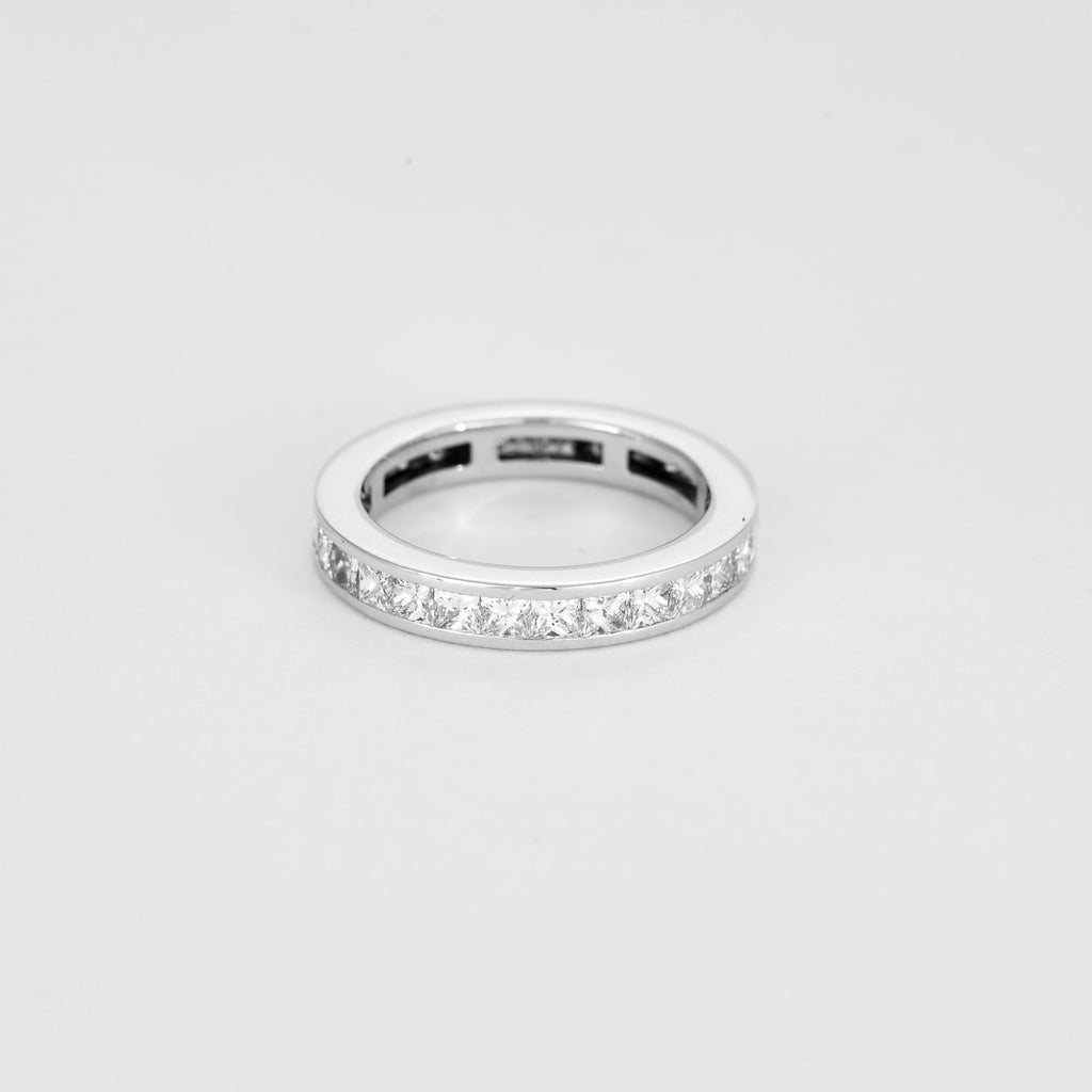 Alliance diamants princesses tour complet 3 carats en or blanc.