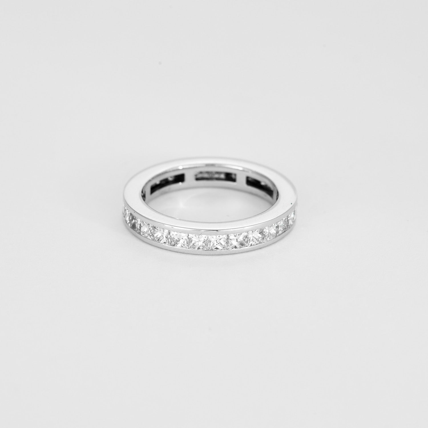 Alliance diamants princesses tour complet 3 carats en or blanc.