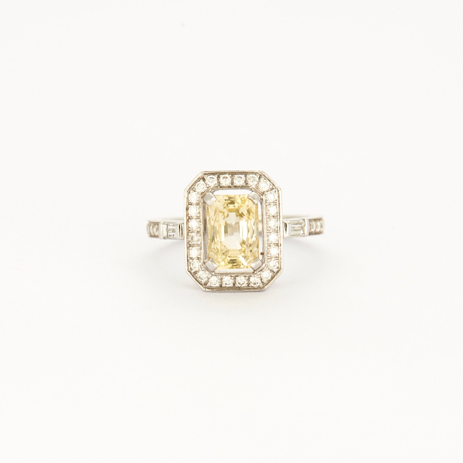 Bague style "Art Deco" en or blanc, saphir jaune et diamants.