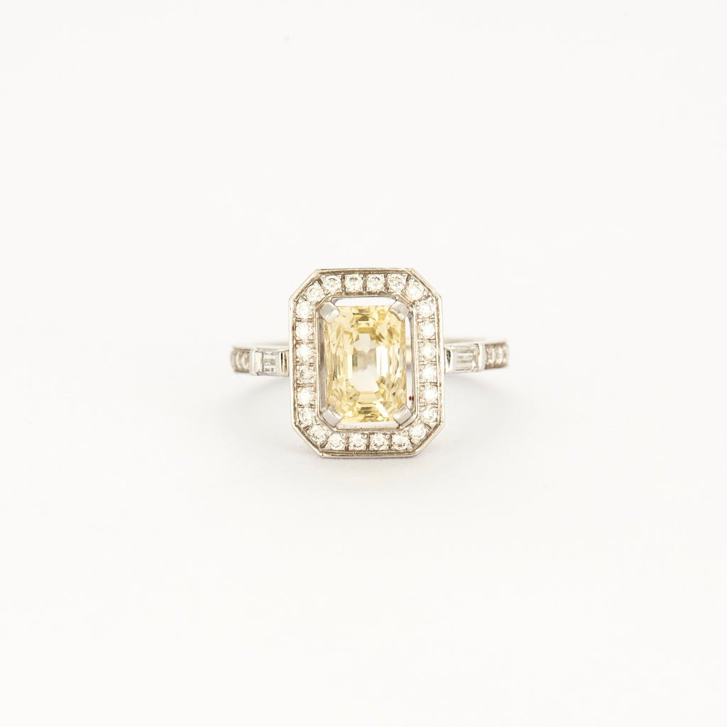 Bague style "Art Deco" en or blanc, saphir jaune et diamants.