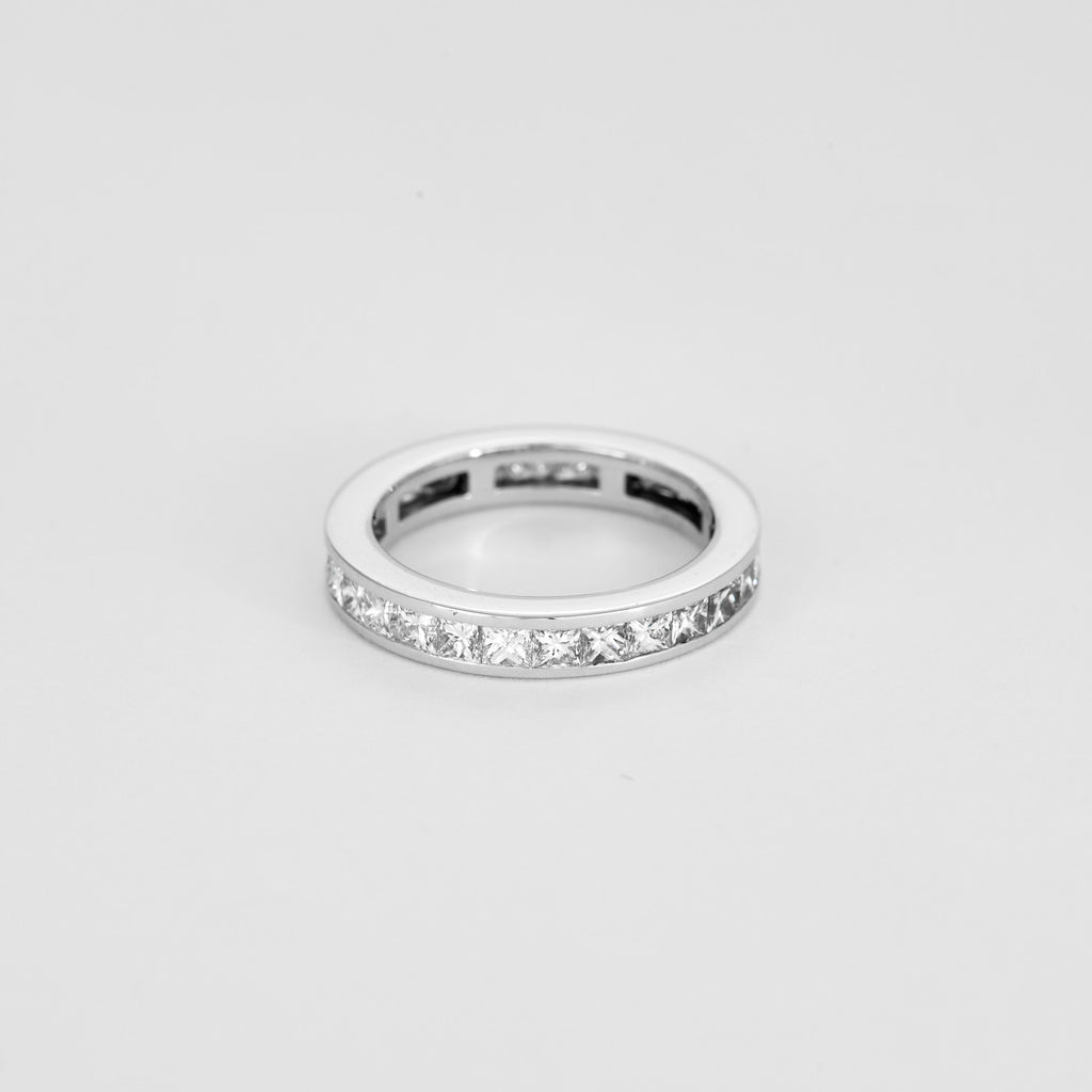 Alliance diamants princesses tour complet 3 carats en or blanc.