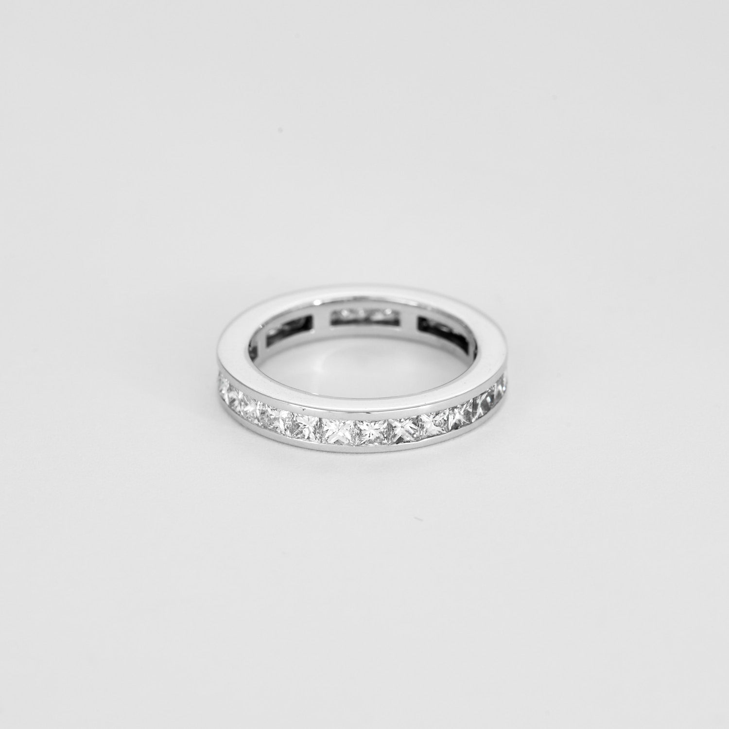 Alliance diamants princesses tour complet 3 carats en or blanc.