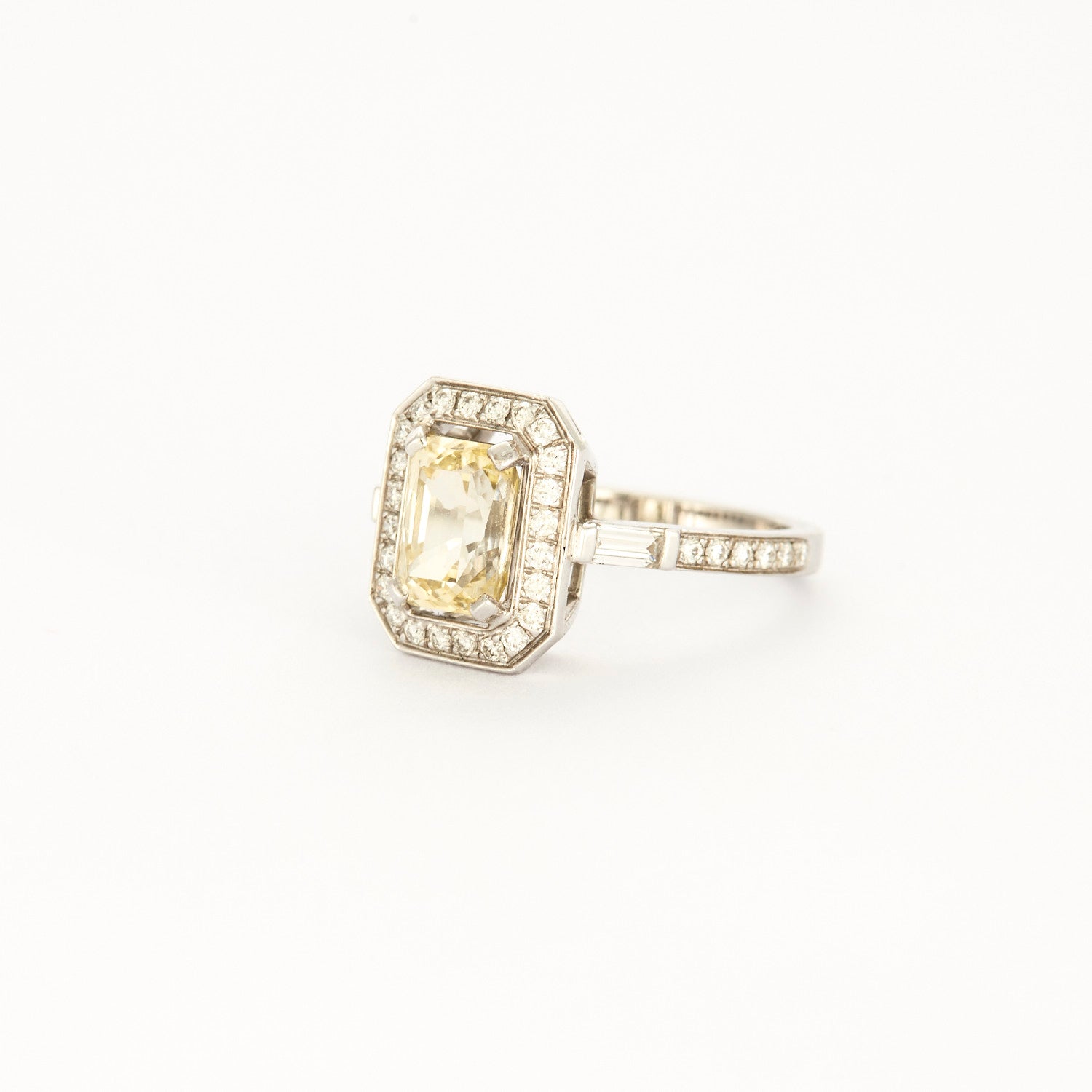 Bague style "Art Deco" en or blanc, saphir jaune et diamants.