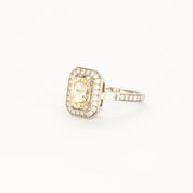 Bague style "Art Deco" en or blanc, saphir jaune et diamants.