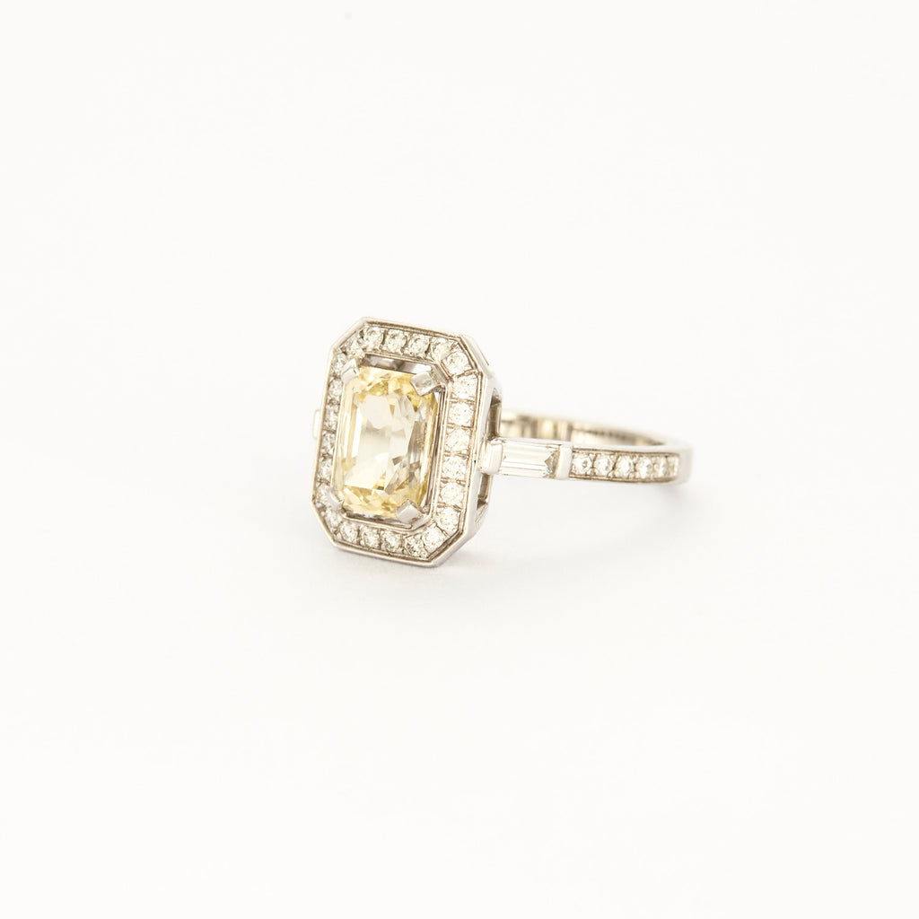 Bague style "Art Deco" en or blanc, saphir jaune et diamants.