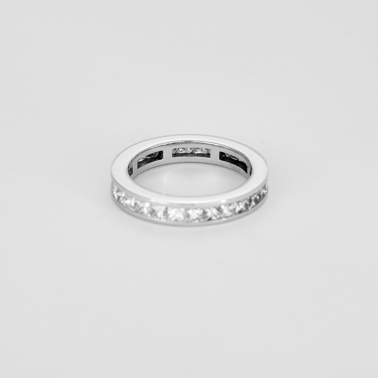 Alliance diamants princesses tour complet 3 carats en or blanc.