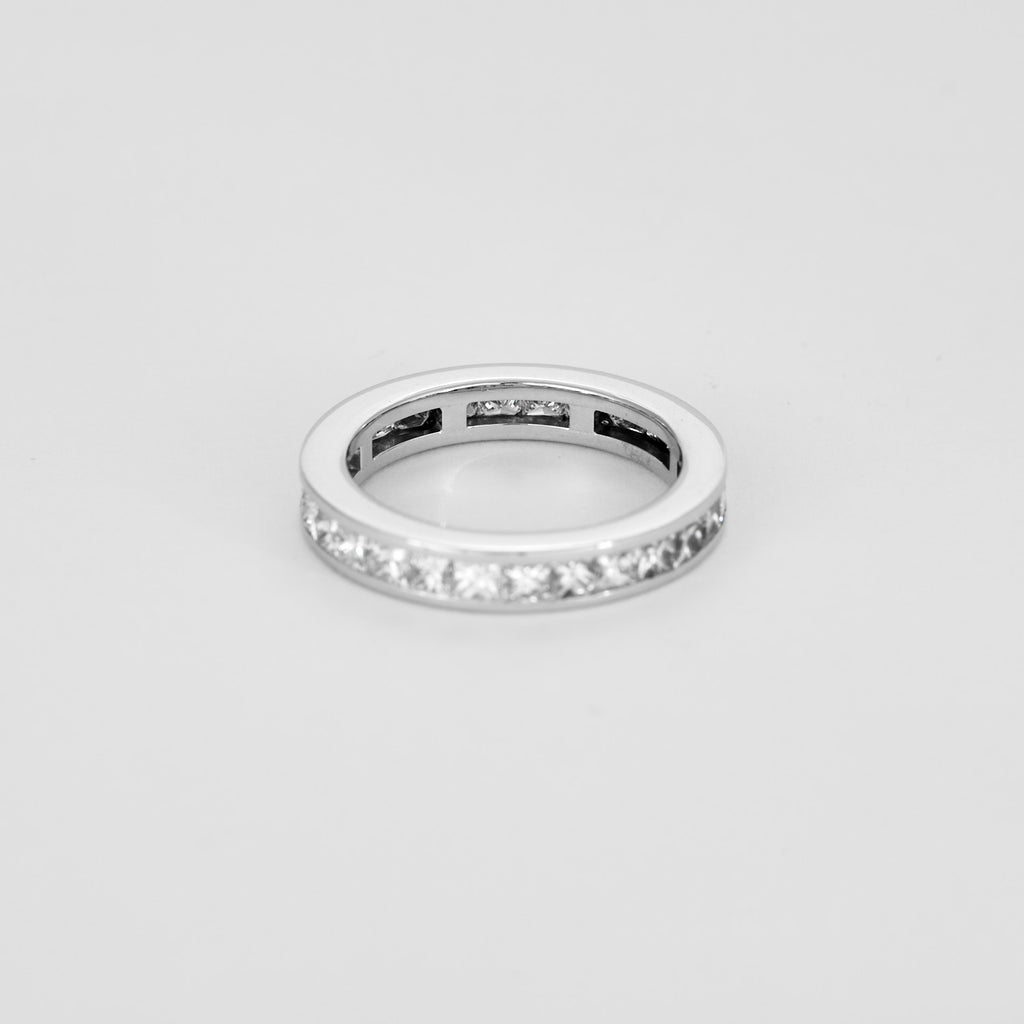 Alliance diamants princesses tour complet 3 carats en or blanc.