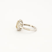 Bague style "Art Deco" en or blanc, saphir jaune et diamants.