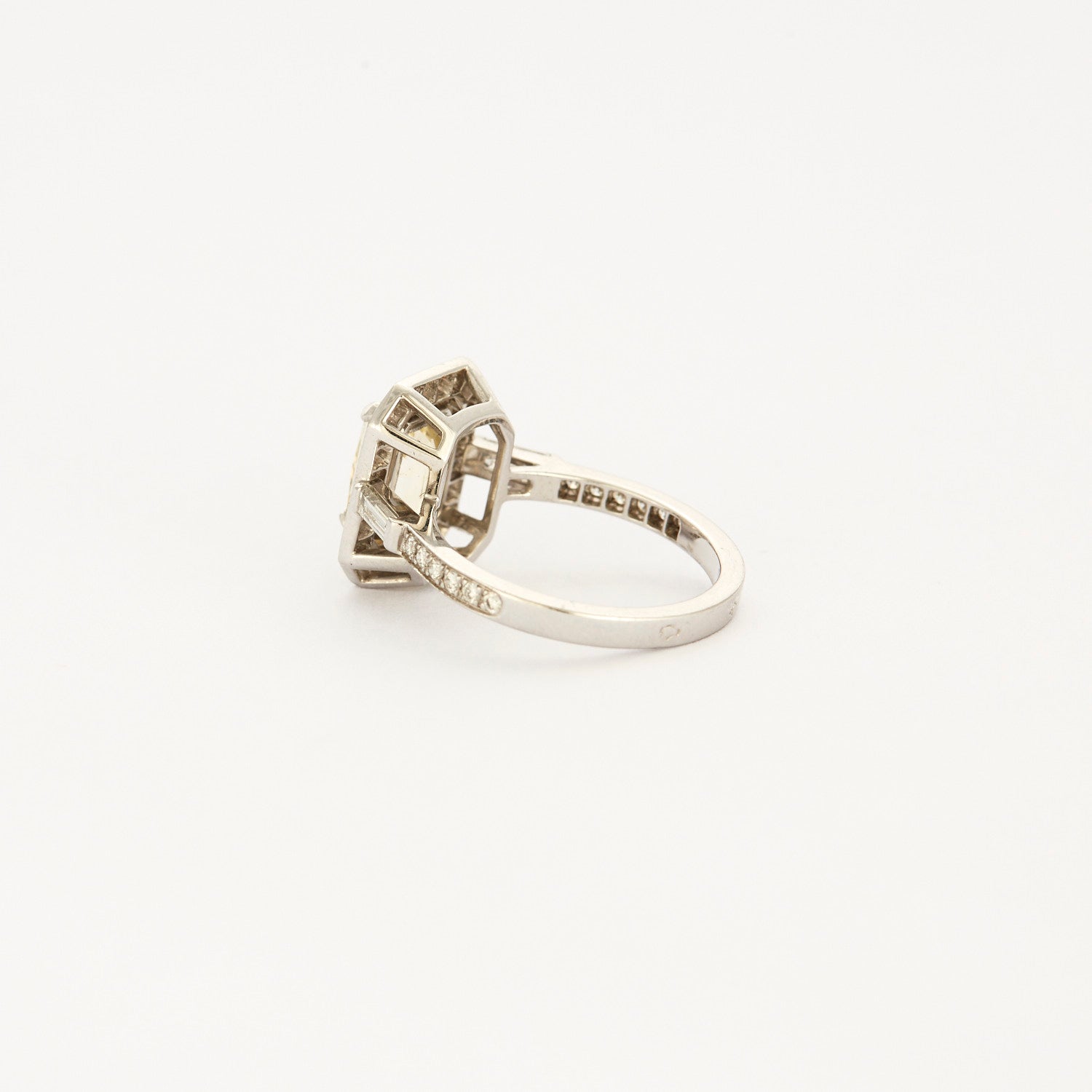 Bague style "Art Deco" en or blanc, saphir jaune et diamants.