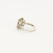 Bague style "Art Deco" en or blanc, saphir jaune et diamants.