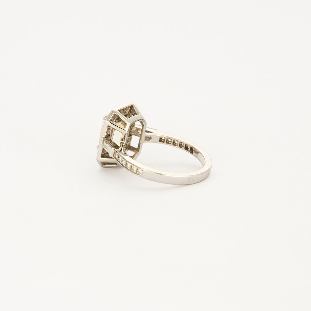 Bague style "Art Deco" en or blanc, saphir jaune et diamants.
