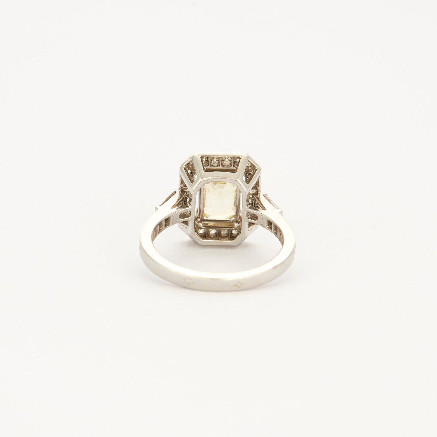 Bague style "Art Deco" en or blanc, saphir jaune et diamants.