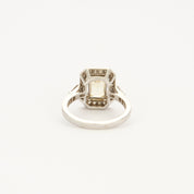 Bague style "Art Deco" en or blanc, saphir jaune et diamants.