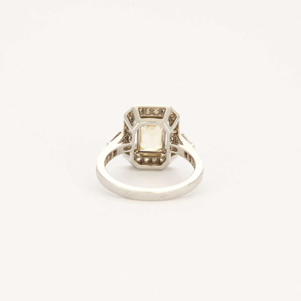 Bague style "Art Deco" en or blanc, saphir jaune et diamants.