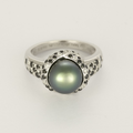 Bague Mauboussin "Caviar Mon Amour" en or blanc, diamants et perle de Tahiti