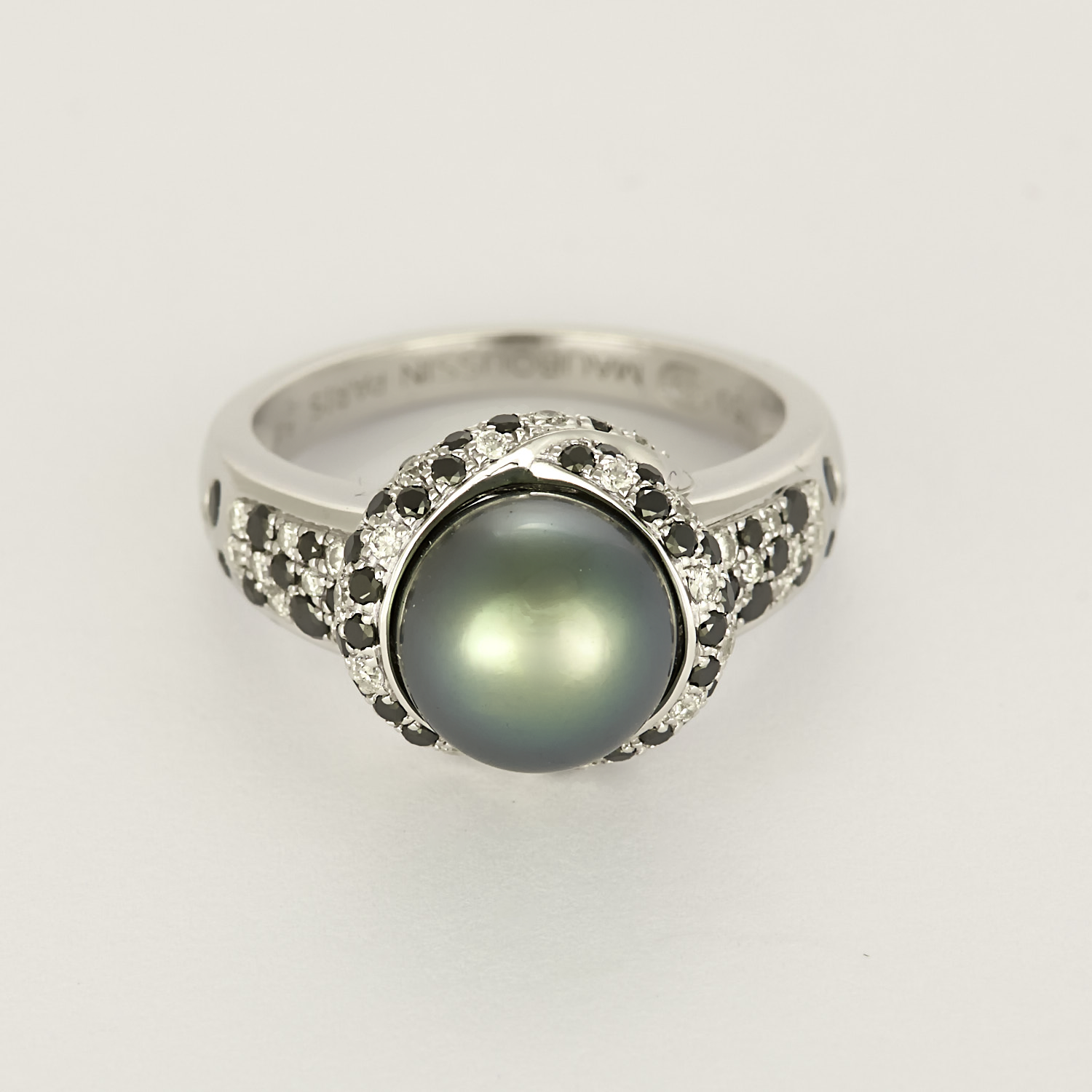 Bague Mauboussin "Caviar Mon Amour" en or blanc, diamants et perle de Tahiti