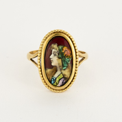 Bague ancienne avec émail de limoges en or jaune.