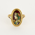 Bague ancienne avec émail de limoges en or jaune.