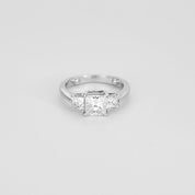 Solitaire trilogie en or blanc, 3 diamants princesse.